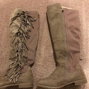 Women’s fringe boots with zipper